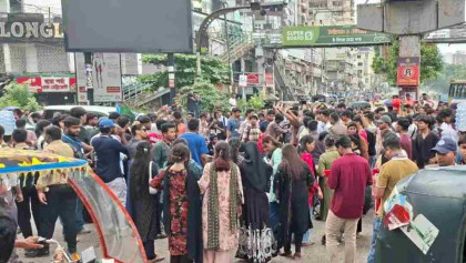 শিক্ষামন্ত্রীর পদত্যাগের দাবিতে শিক্ষার্থীদের সড়ক অবরোধ
