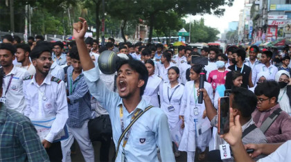 শিক্ষামন্ত্রীকে আল্টিমেটাম দিয়ে শাহবাগ ছাড়লো শিক্ষার্থীরা 
