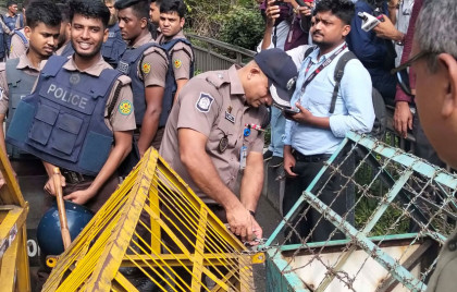 শিক্ষার্থীদের থামাতে শিক্ষা ভবনের সামনে তালাবদ্ধ ব্যারিকেড