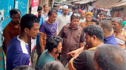 অতিরিক্ত বিদ্যুৎ বিল তৈরি, ২ মিটার রিডারকে আটকে রাখলেন গ্রাহকরা
