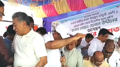 নেতা-কর্মীদের ভিড়ে ভেঙে পড়ল মঞ্চ, অক্ষত অর্থমন্ত্রী