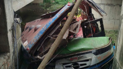 মানিকগঞ্জে টায়ার বাস্ট হয়ে খালে বাস, নিহত ১