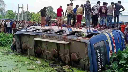 মেহেরপুরে নিয়ন্ত্রণ হারিয়ে বাস উল্টে আহত ১২