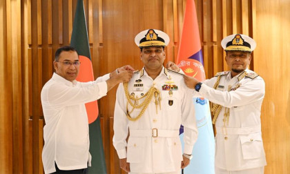 নবনিযুক্ত নৌপ্রধানকে ভাইস অ্যাডমিরাল র‌্যাঙ্ক ব্যাজ পরালেন প্রধানমন্ত্রী